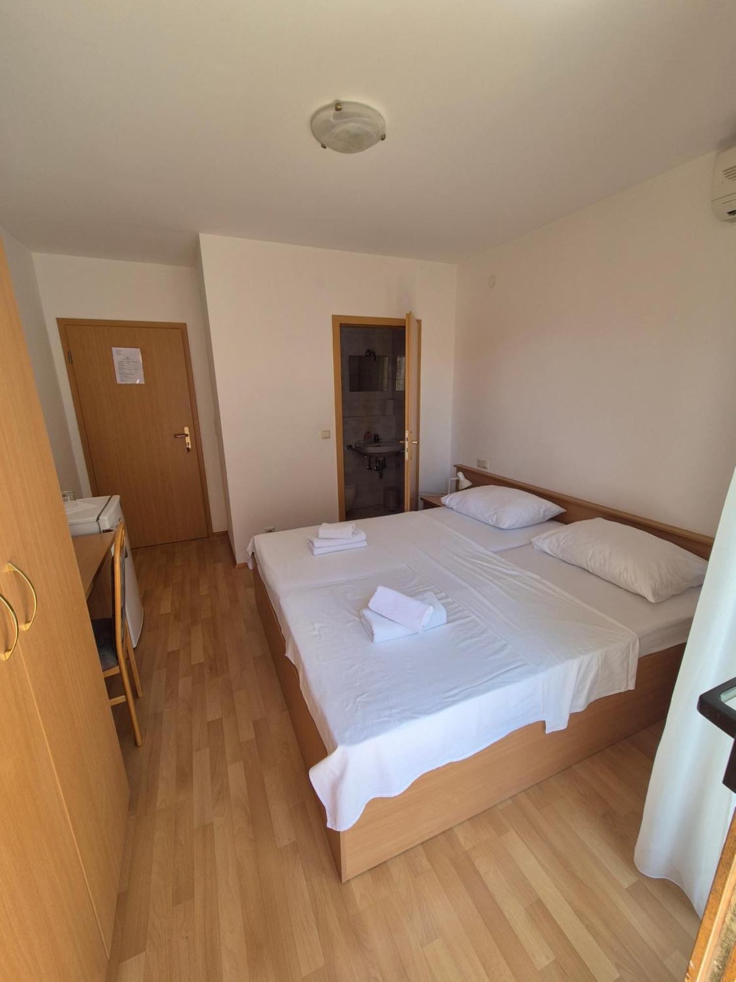 Apartments And Rooms Mamic Dugi Rat Exterior foto