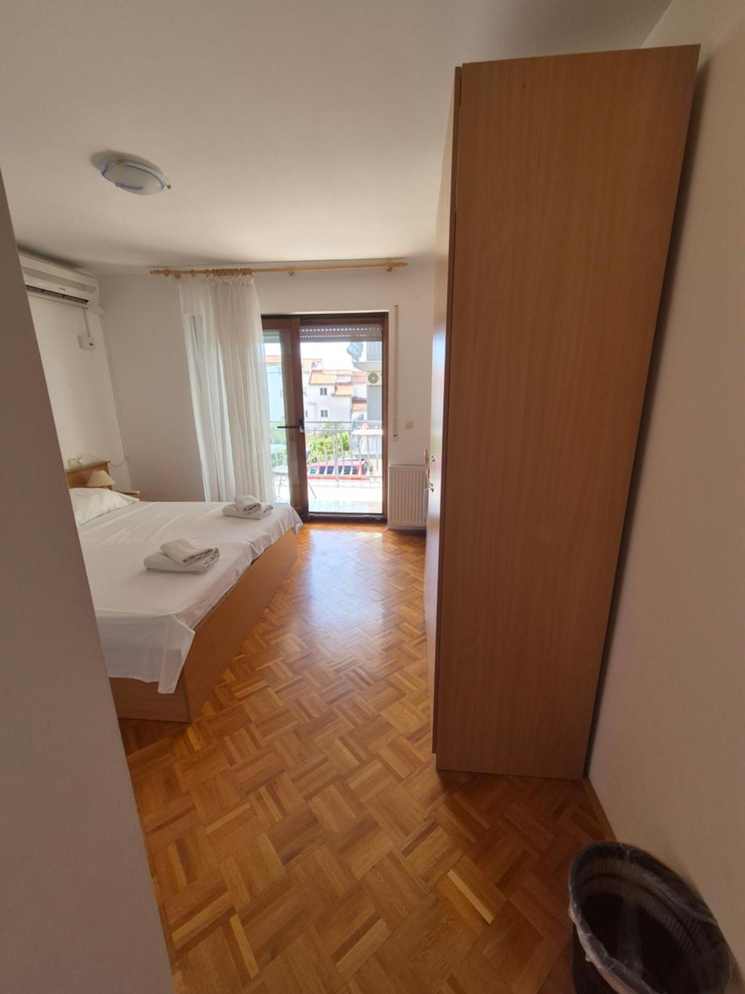 Apartments And Rooms Mamic Dugi Rat Exterior foto