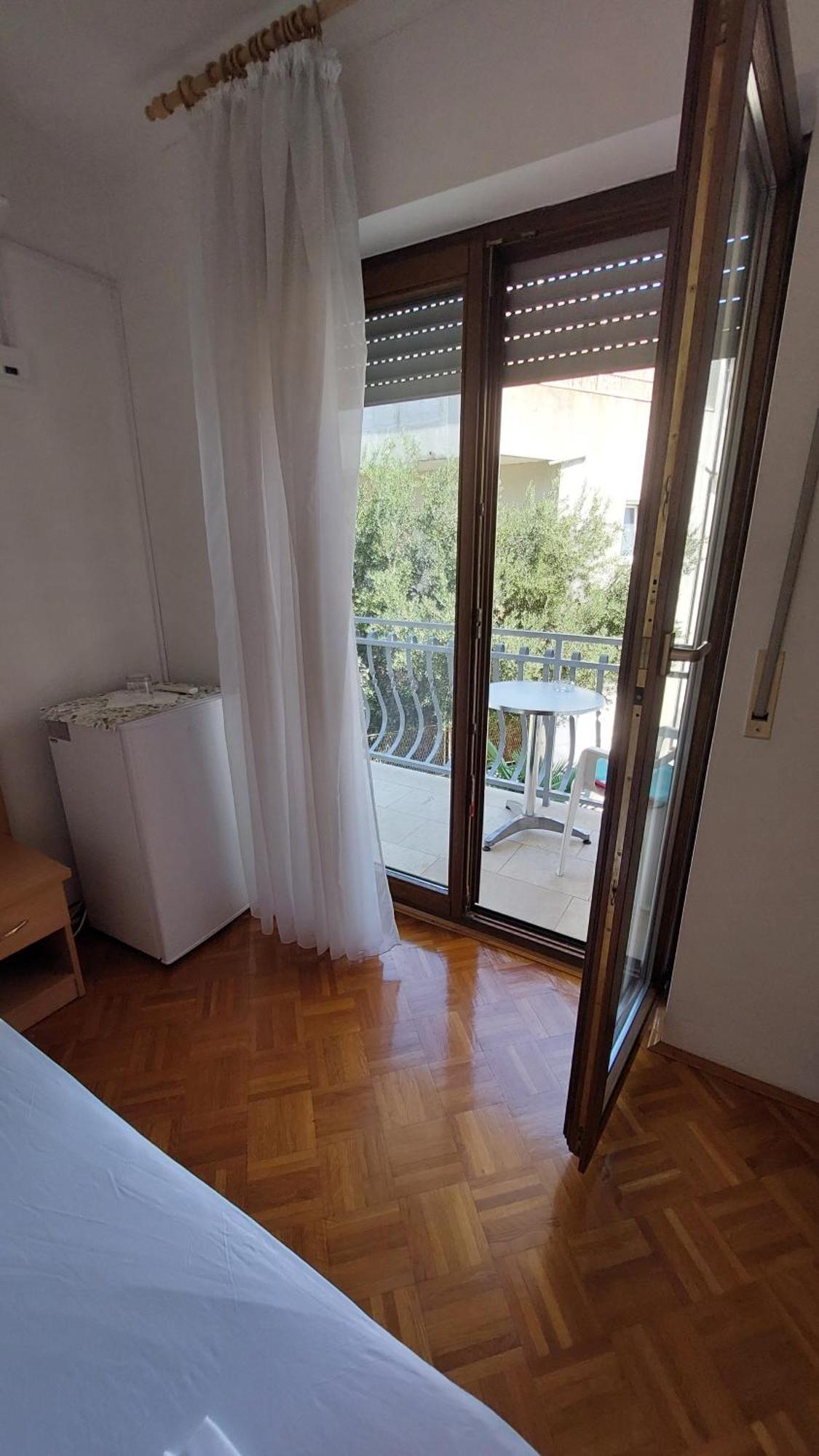 Apartments And Rooms Mamic Dugi Rat Exterior foto